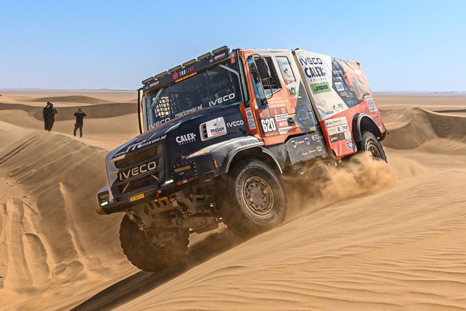 De Iveco-truck van Leeuw Rallysport in de duinen tijdens de Dakar Rally